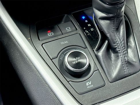 Used 2024 Toyota RAV4 SE image 22