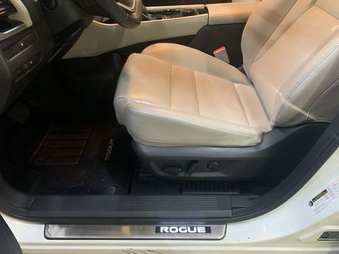 Used 2023 Nissan Rogue SL w/ SL Premium Package image 9