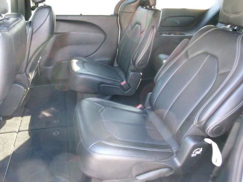 Used 2025 Chrysler Pacifica Select FWD image 10