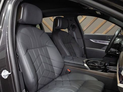 Used 2025 BMW i7 xDrive60 image 5