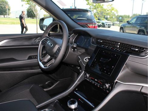 New 2025 Jeep Grand Cherokee L Laredo image 35