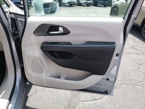 Used 2020 Chrysler Pacifica Limited w/ 8-pass Seating Package FWD image 19
