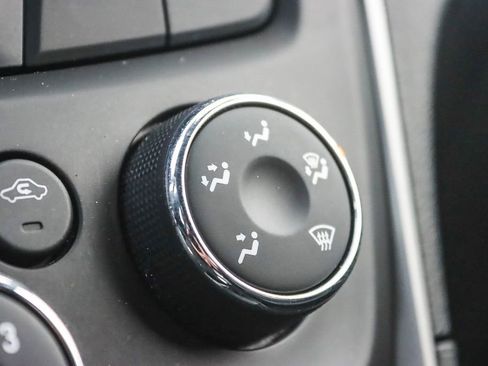 Certified 2022 Chevrolet Trax LT w/ LT Convenience Package image 50