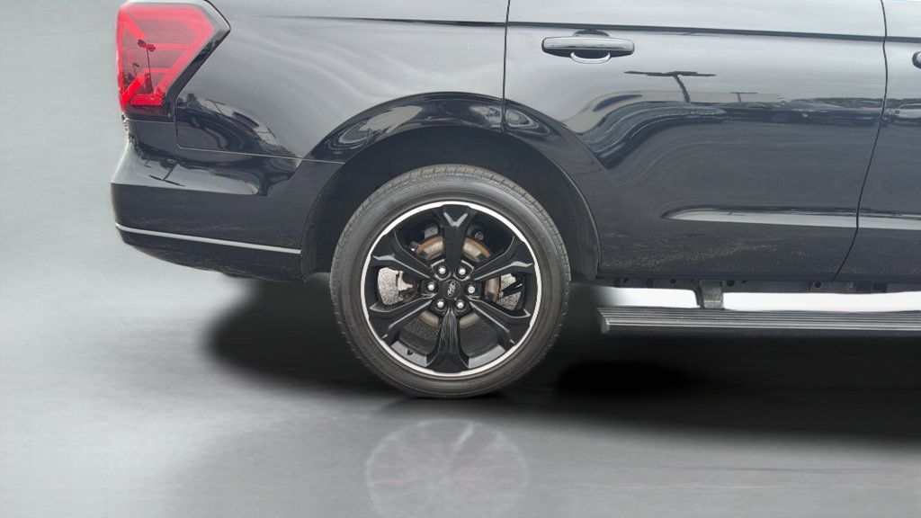 Used 2023 Ford Expedition Limited AWD/4WD image 32