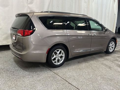 Used 2018 Chrysler Pacifica Touring-L Plus w/ Tire & Wheel Group FWD image 5