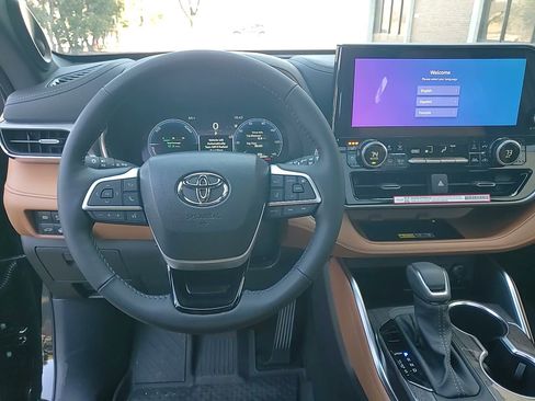 New 2026 Toyota Highlander Platinum image 24