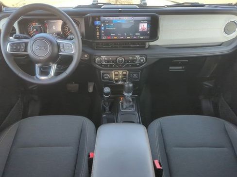 Used 2025 Jeep Wrangler Sahara image 21