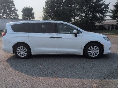 Used 2021 Chrysler Voyager L FWD image 5