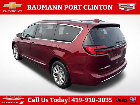 Used 2021 Chrysler Pacifica Touring-L w/ Premium & Safety Sphere Group AWD/4WD image 3