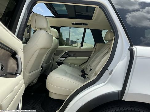 Used 2025 Land Rover Range Rover SE AWD/4WD image 9