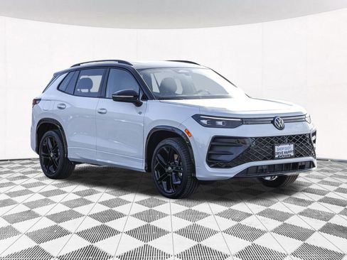 New 2025 Volkswagen Tiguan SE R-Line image 11