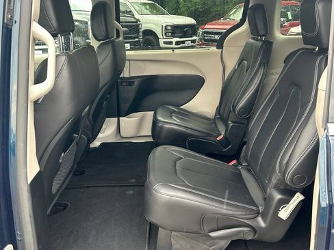 Used 2022 Chrysler Pacifica Touring-L AWD/4WD image 16