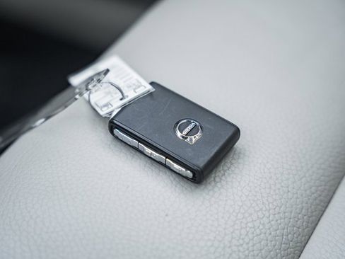 Used 2018 Volvo XC60 T6 Momentum w/ Convenience Package image 41