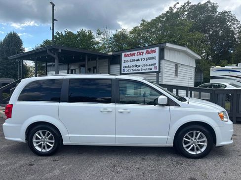 Used 2020 Dodge Grand Caravan SXT image 2