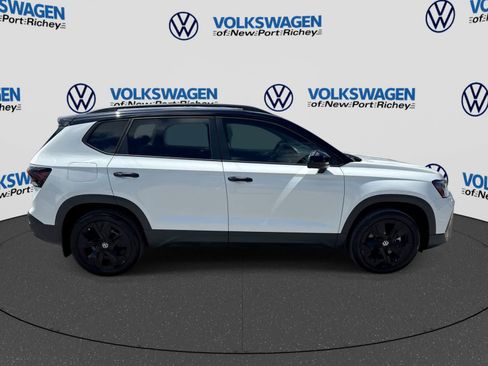 Used 2025 Volkswagen Taos SE FWD image 15