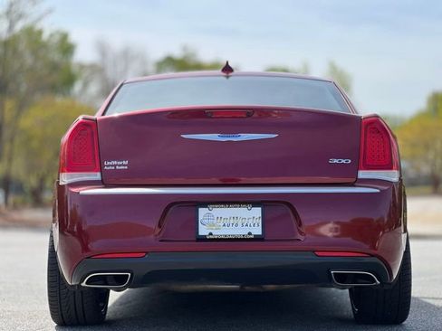 Used 2018 Chrysler 300 Touring w/ Chrome Appearance Package RWD image 6