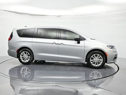 New 2026 Chrysler Pacifica Select