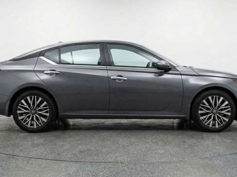 Used 2025 Nissan Altima 2.5 SV FWD image 11