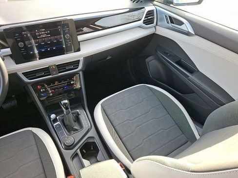 Certified 2025 Volkswagen Taos SE w/ Panoramic Sunroof Package image 16