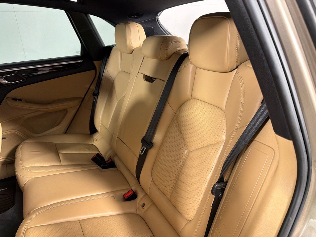 Used 2018 Porsche Macan AWD/4WD image 21