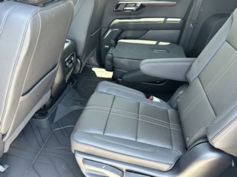 New 2026 Chevrolet Suburban High Country image 7