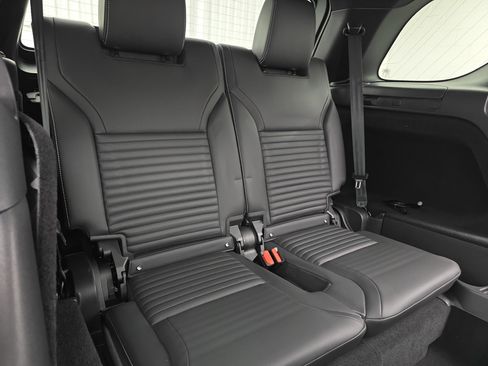 Used 2024 Land Rover Discovery Dynamic SE image 12