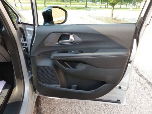 Used 2026 Chrysler Pacifica Select FWD image 57