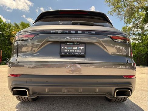 Used 2022 Porsche Cayenne AWD/4WD image 18