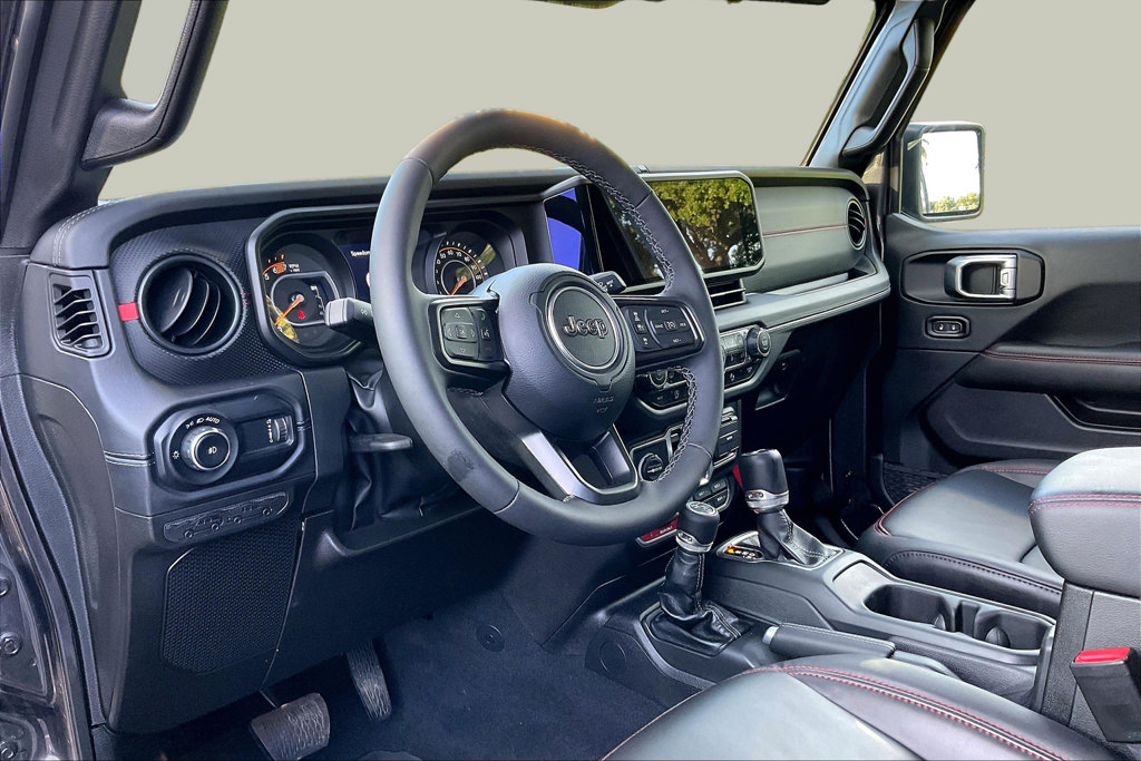 Used 2025 Jeep Wrangler Unlimited Rubicon w/ Convenience Group AWD/4WD image 4