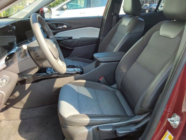 Used 2025 Chevrolet Trax LT FWD image 17