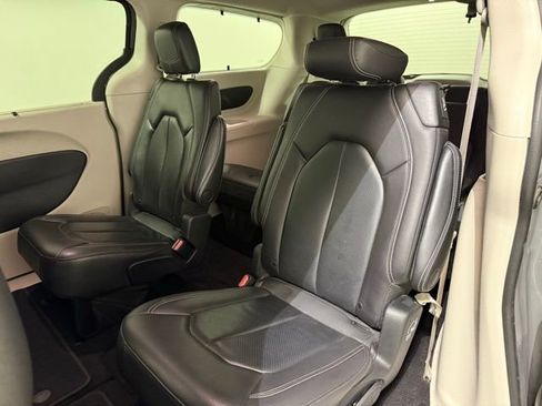 Used 2022 Chrysler Pacifica Touring-L FWD image 27