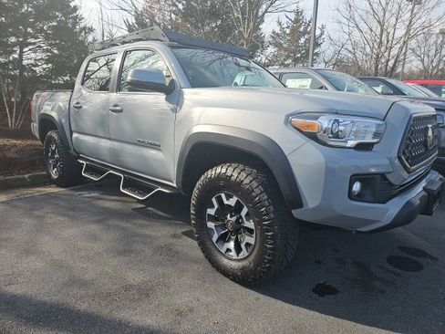 Used 2019 Toyota Tacoma TRD Off-Road image 2