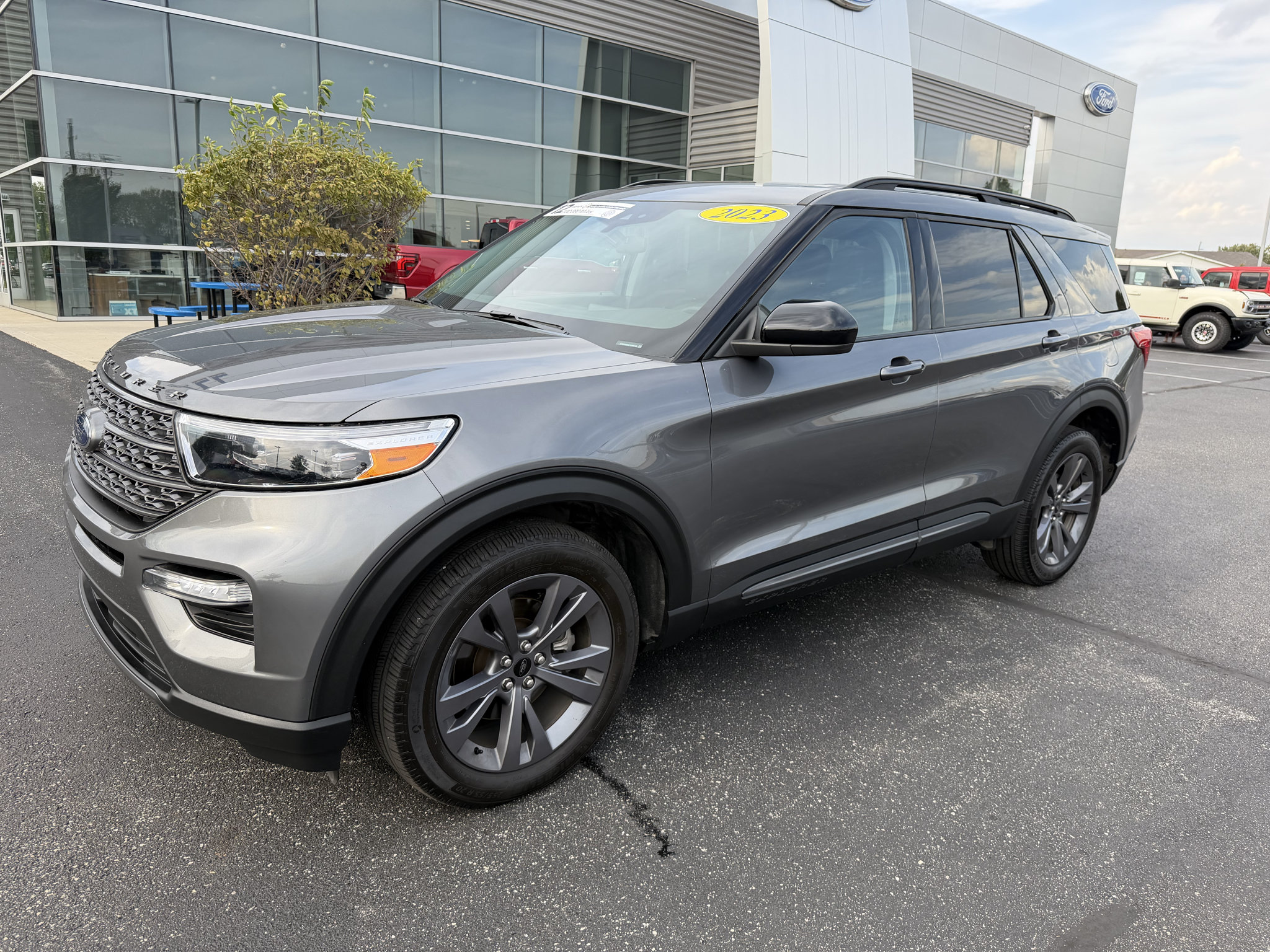 Used 2023 Ford Explorer XLT w/ Equipment Group 202A AWD/4WD image 2