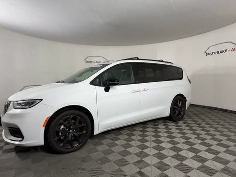 Used 2025 Chrysler Pacifica Limited FWD image 6