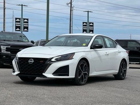Used 2024 Nissan Altima 2.5 SR FWD image 3