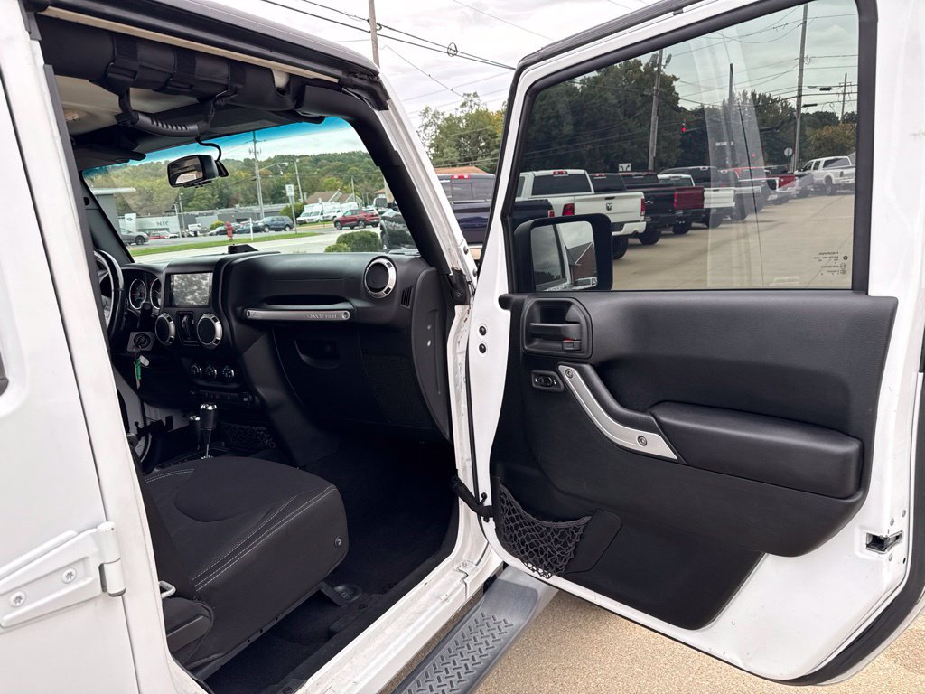 Used 2018 Jeep Wrangler Unlimited Sahara w/ Connectivity Group AWD/4WD image 41