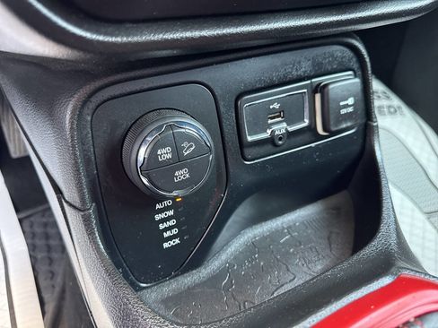 Used 2016 Jeep Renegade Trailhawk w/ Cold Weather Group image 38