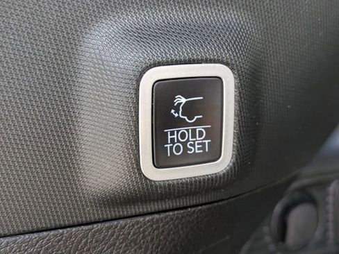 Certified 2025 Jeep Grand Cherokee Limited w/ Luxury Tech Group II image 9