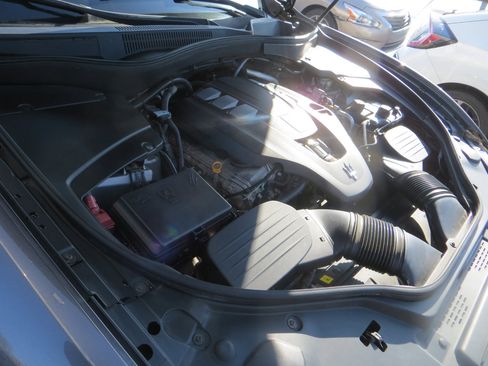 Used 2018 Maserati Levante GranLusso image 5