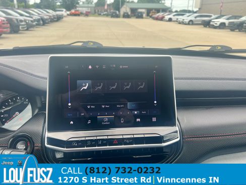 Used 2025 Jeep Compass Trailhawk AWD/4WD image 12