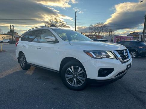 Used 2017 Nissan Pathfinder S image 2
