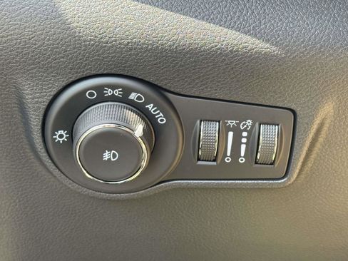 Used 2025 Jeep Compass Limited w/ Sun & Sound Group AWD/4WD image 19