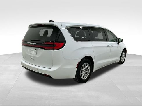 Used 2023 Chrysler Pacifica Touring-L image 4