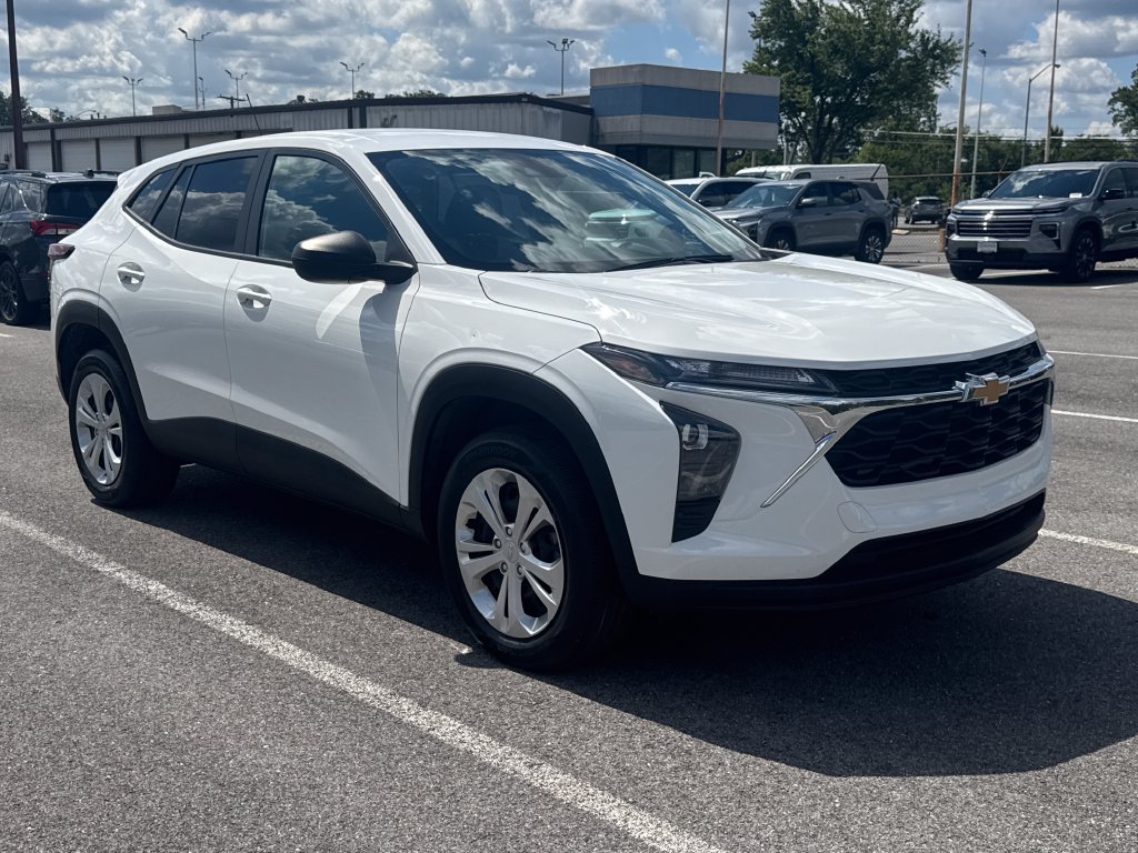 Used 2025 Chevrolet Trax LS FWD image 1