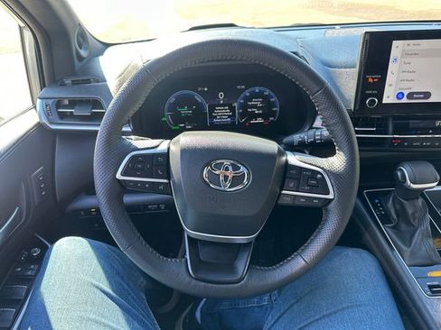 Used 2025 Toyota Sienna Platinum image 35