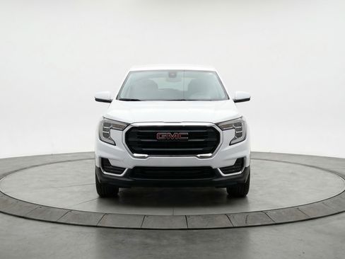 Used 2024 GMC Terrain SLE image 2