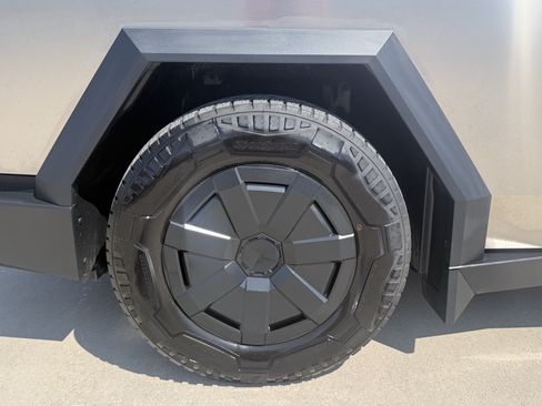 Used 2025 Tesla Cybertruck AWD Crew Cab image 15
