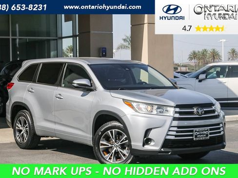 Used 2017 Toyota Highlander LE FWD image 1