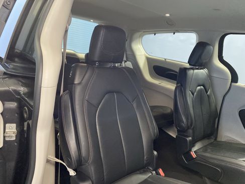Certified 2020 Chrysler Pacifica Touring-L image 41