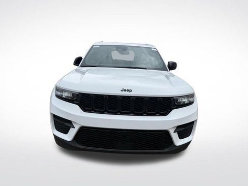 Used 2024 Jeep Grand Cherokee Altitude AWD/4WD image 8